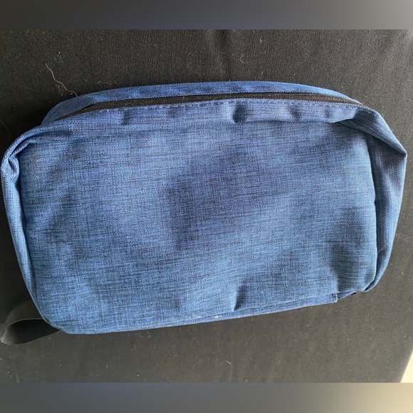 NWOT Toiletry travel case blue - Picture 3 of 5